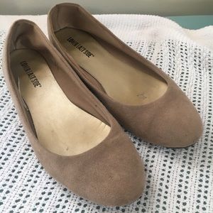 Simple comfy nude flats